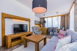 Televízia a/alebo spoločenská miestnosť v ubytovaní TATRA SUITES Vila HIMALAYA + 23 fotografií