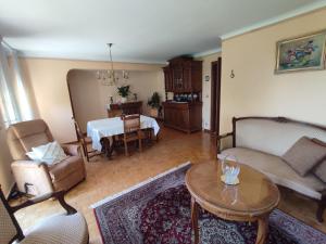 una sala de estar con un sofá y una mesa en Appartement des rives de l'Ehn, en Krautergersheim 9 fotos más