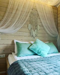 um quarto com uma cama e uma parede de madeira em Guest house Paliekys 