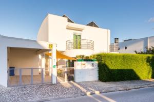 una casa blanca con una puerta delante de ella en 3 Bedroom Villa with Private Pool in Palmela, en Palmela