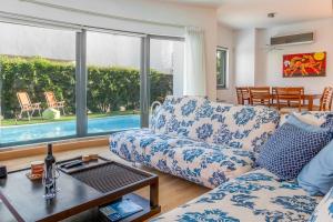 sala de estar con sofá y mesa en 3 Bedroom Villa with Private Pool in Palmela, en Palmela