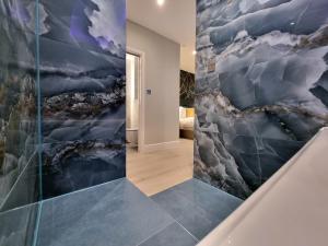 una camera con un murale di nuvole di NOX Kensington Gardens a Londra