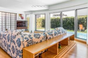 Postel nebo postele na pokoji v ubytování 3 Bedroom Villa with Private Pool in Palmela + 58 fotografií