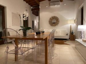 a living room with a dining table and chairs at Villa Linnazello - elegant pool villa with sea view near Rome/Tuscany in Tarquinia