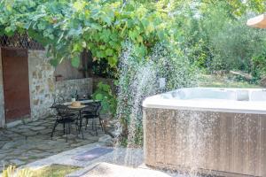 uma banheira num jardim com uma mesa em Charming Florentine Hideout em Florença