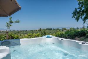 uma banheira de hidromassagem com vista para uma colina em Charming Florentine Hideout em Florença