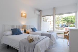 Postel nebo postele na pokoji v ubytování Jardines del Mar Apartments + 37 fotografií