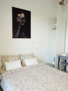 um quarto com uma cama e uma fotografia na parede em OstWestApart A31 em Varsóvia