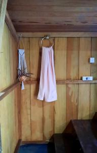 ein Handtuch an der Wand einer Hütte in der Unterkunft Mizu Spa & Hospedagem in Alter do Chao
