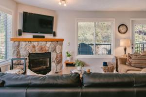 Μια τηλεόραση ή/και κέντρο ψυχαγωγίας στο Trailblazers Retreat 3 Bed with Family Games Room