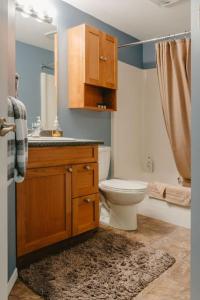 Ένα μπάνιο στο Trailblazers Retreat 3 Bed with Family Games Room +32 φωτογραφίες