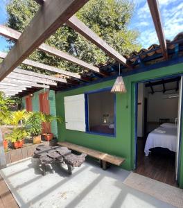 凱拉伊夫的住宿－Casa deck Caraíva，一间设有床铺和绿色墙壁的客房