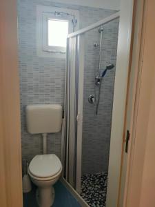 mała łazienka z toaletą i prysznicem w obiekcie Suite San Giovanni w mieście Torre Santa Susanna