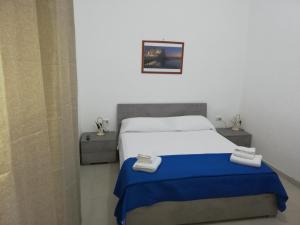 Säng eller sängar i ett rum på A Napoli