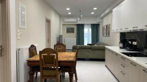 Kuchyň nebo kuchyňský kout v ubytování Downtown Apartment