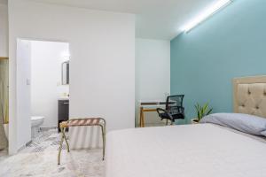 A bed or beds in a room at Casa Marina: Habitación Monterrey