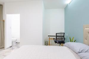 a bedroom with a bed and a desk and a chair at Casa Marina: Habitación Monterrey in Acámbaro