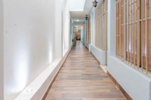 a corridor of an empty building with a long hallway at Casa Marina: Habitación Monterrey in Acámbaro