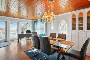 - une salle à manger avec une table, des chaises et un piano dans l'établissement Sea Glass Cottage - An Oceanfront Experience, à Saint Augustine