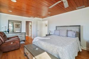 une chambre avec un grand lit et une chaise dans l'établissement Sea Glass Cottage - An Oceanfront Experience, à Saint Augustine 68 autres photos