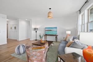 un soggiorno con un divano e una TV di @ Marbella Lane - Serene & Lovely MT + Ocean Views a Waianae