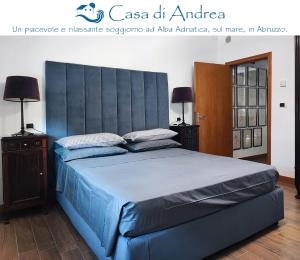 アルバ・アドリアティカにあるCasa di Andreaのベッドルーム1室(青いベッド1台、青いヘッドボード付)