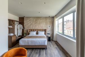 Postel nebo postele na pokoji v ubytování Athens Design Suites