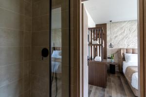 Postel nebo postele na pokoji v ubytování Athens Design Suites