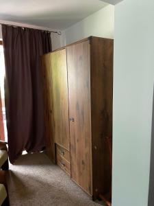 um armário de madeira no canto de um quarto em GORGANY resort & SPA em Yablunytsya