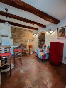 ein Wohnzimmer mit einem Sofa und einem Tisch in der Unterkunft La Casa di Agnese in Spello