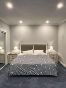 En eller flere senge i et værelse på Riverside Retreat Waterfront Guest House