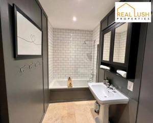 A bathroom at Real Lush Properties - Spacious Four-Bedroom House, Ideal for Families & Contractors , Burton