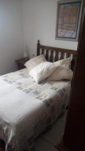Tempat tidur dalam kamar di Balcón de la llanada alavesa