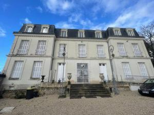 アンボワーズにある1 Appartement en Bord de Loire {Maison Bardou}の黒屋根の白い大きな建物