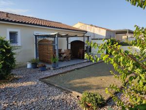 Casa con patio y sombrilla en Almendra34480 en Magalas