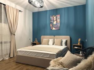 una camera con letto e parete blu di Avalon Hotel Armenia a Yerevan