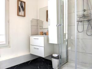 Koupelna v ubytování Grande maison rénovée à 7 min du métro + 11 fotografií