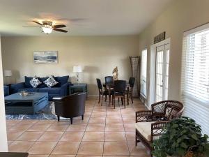Χώρος καθιστικού στο 126 E PIKE condo