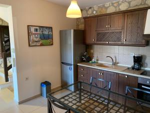 Una cocina o kitchenette en epta ouranoi