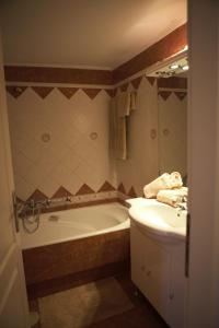 ein Badezimmer mit Badewanne und Waschbecken in der Unterkunft VILLA DEEP BLUE in Aghia Marina