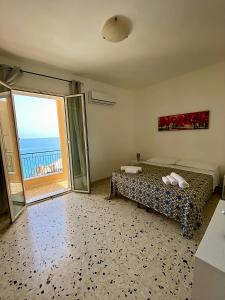 una camera con letto e vista sull'oceano di Holiday Marty&kalos a Sciacca