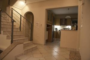 un couloir avec des escaliers et une cuisine dans une maison dans l'établissement VILLA DEEP BLUE, à Aghia Marina