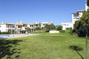 un gran patio con casas y una piscina en Condominio Vilita, T1-Lt-5,F Pera-Silves en Pêra