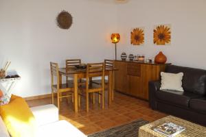 a living room with a table and a couch at Condominio Vilita, T1-Lt-5,F Pera-Silves in Pêra