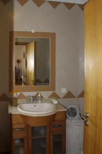 a bathroom with a sink and a mirror at Condominio Vilita, T1-Lt-5,F Pera-Silves in Pêra
