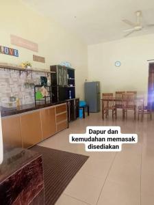 um quarto com uma cozinha e uma sala de jantar em Hmsty D Hutan Kampung Alor Setar (Muslim) 