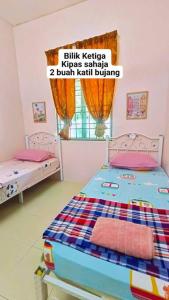 a bedroom with a bed and a sign that reads flirt ketter kings station at Hmsty D Hutan Kampung Alor Setar (Muslim) 