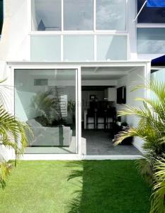 una grande casa bianca con soggiorno di Bungalow del sol a Playa del Ingles