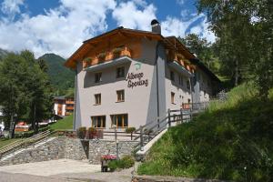 Nespecifikovaný výhled na hory nebo výhled na hory při pohledu z hotelu