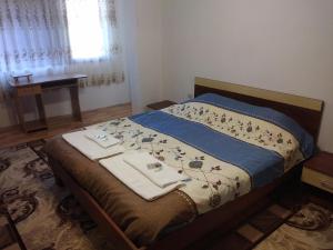 A bed or beds in a room at Апартамент Алекс